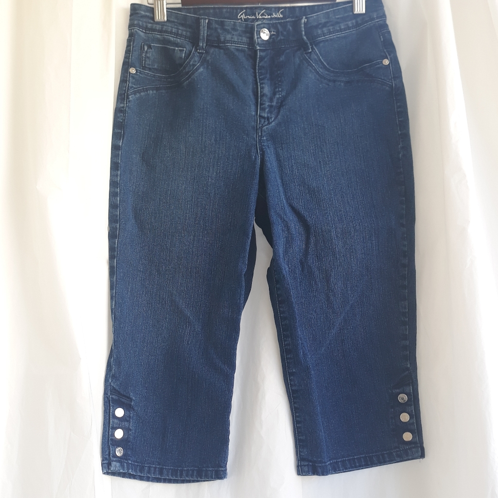 Gloria Vanderbilt Denim Capris. Size 6.